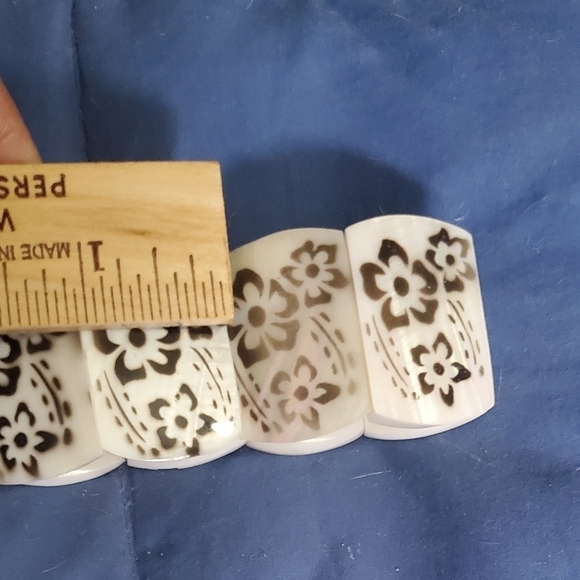 Mother of Pearl Flower Hand Carved Stretch Bracelet - Picture 7 of 10